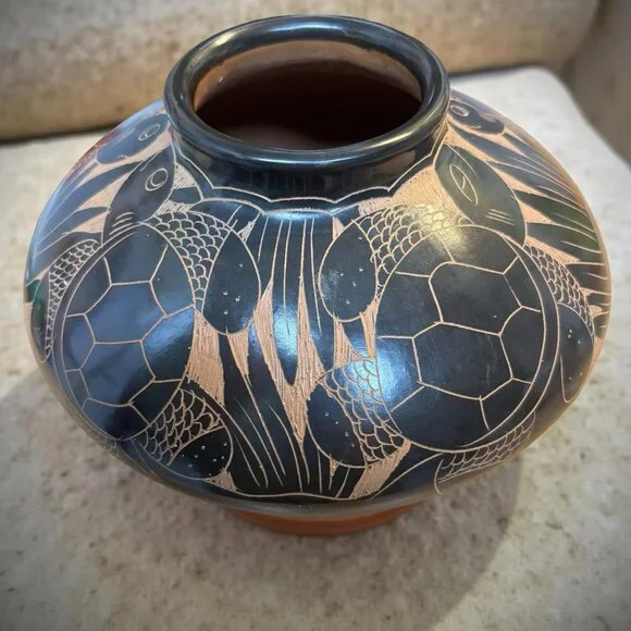 Mata Ortiz Blackware Pottery Vase with Turtle & Fish Etching – Hand-Burnished Sg - Picture 7 of 10